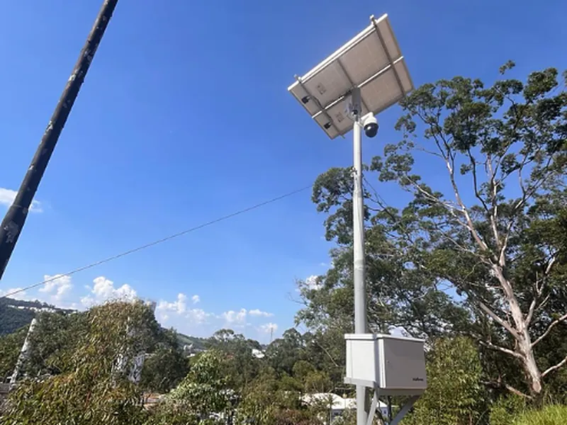 Poste solar off-grid com câmera de monitoramento instalado pela LS