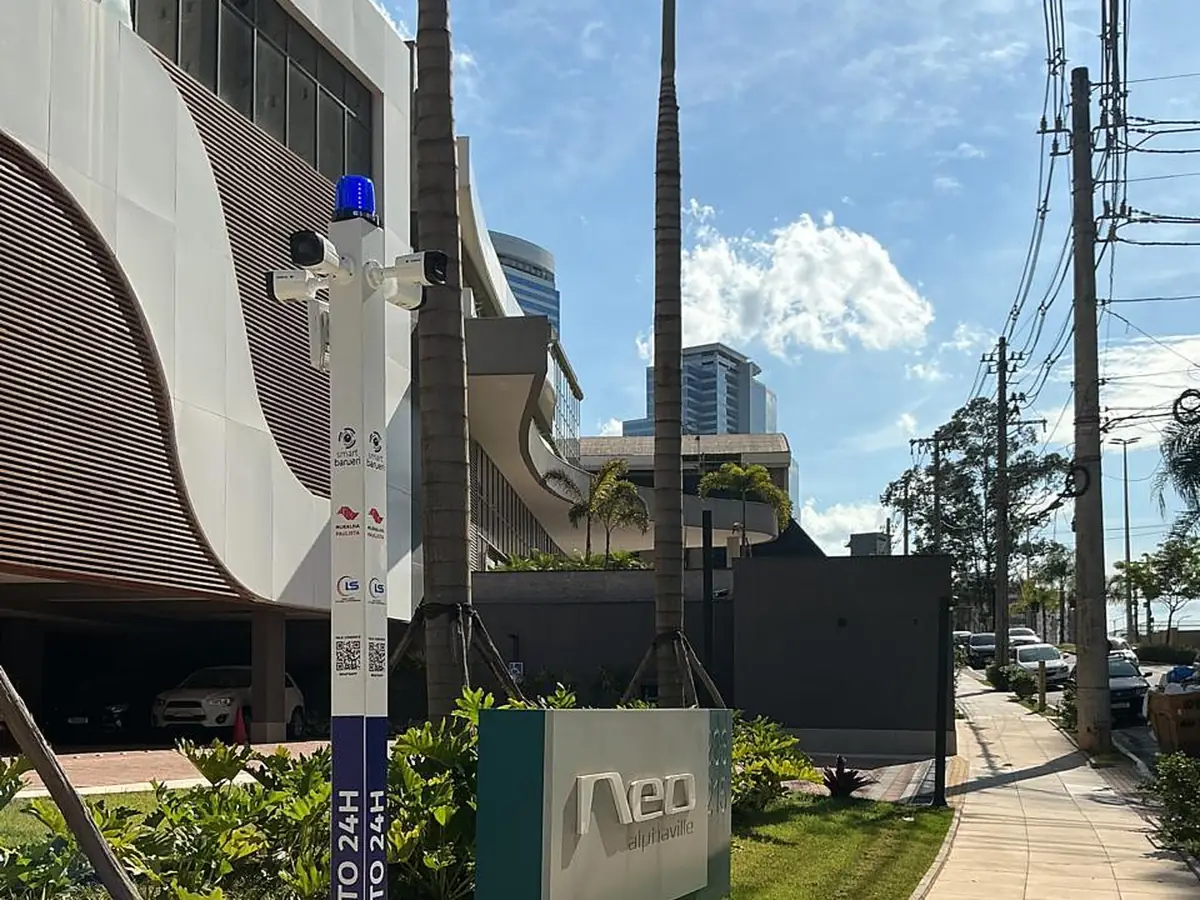 Totem de monitoramento 24h com câmeras instalado pela LS na entrada de empreendimento