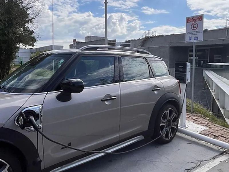 Carro elétrico conectado a carregador instalado pela LS em estacionamento
